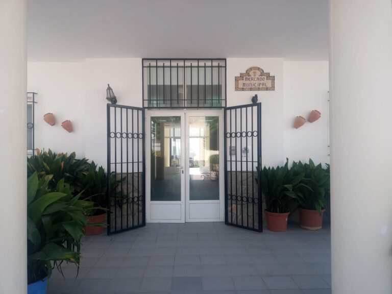 Puesto Comercial En El Mercado Municipal De Alfarnate