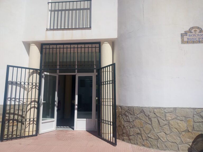 Puesto Comercial En El Mercado Municipal De Alfarnate