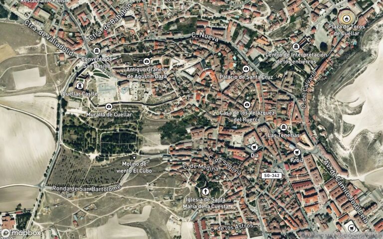CASA en la calle Cogeces números 25 y 27. Tiene una superficie de 132,50 metros cuadrados. Consta de piso bajo, alto y c