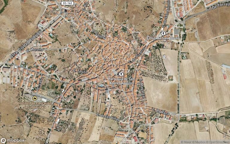 50% del pleno dominio de urbana.- edificio sito en torrejoncillo, en la avenida de cáceres, sin número. Ocupa una superf