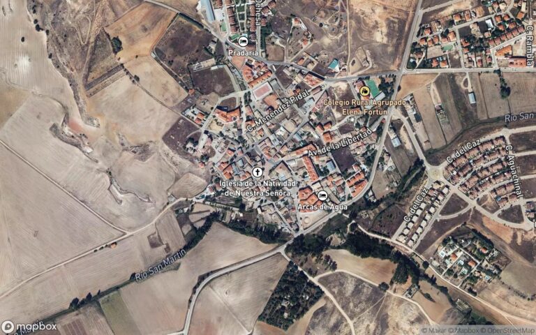 Urbana: vivienda, en calle arcabica se compone de planta baja, cámara y corral. Superficie: 682 m2, de los que 564 m2 co