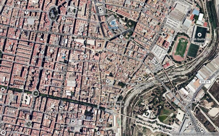 Vivienda situada en planta alta cuarta, tercera de viviendas, puerta señalada con el número cinco, del cuerpo recayente