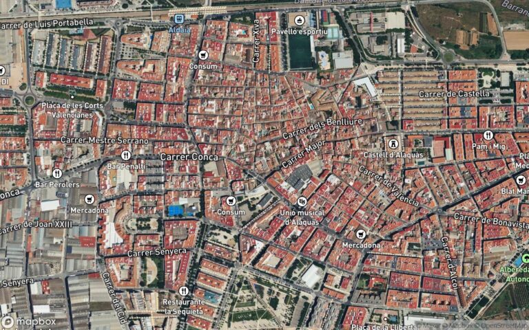URBANA: "URBANA: DIECIOCHO.- Vivienda de la derecha subiendo del piso cuarto, puerta dieciséis, forma parte de la casa s