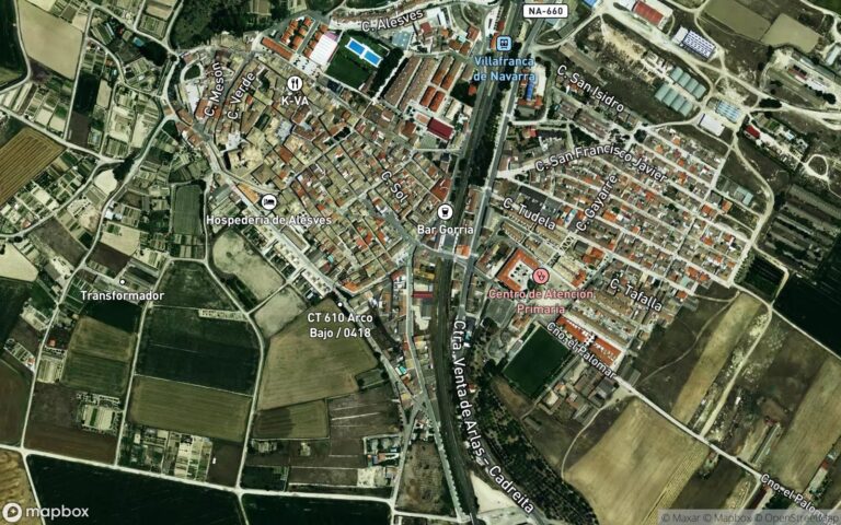 Urbana: Casa de planta baja y dos pisos con corral en su parte trasera en Villafranca, calle León, número veintiséis, po