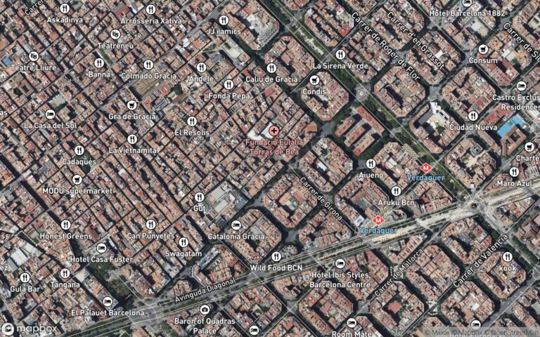 situada en la planta quinta de la escalera número cincuenta del Polígono Sant Llorenç del Munt, identificada como calle