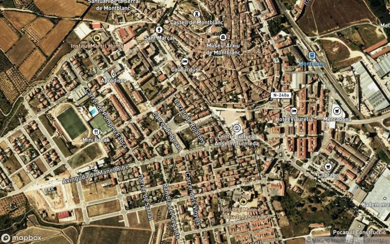 Finca de 11 areas y 54 centiareas. Con edificio de planta baja y tres plantas y corral en estado de abandono. Incluido e