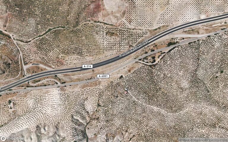 URBANA. TROZO DE TERRENO secano, en Cerro Molina, conocida por los Colorados, término de Jaén, con dos mil doscientos ve