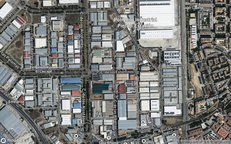 Urbana. Solar en piedras albas, con una superficie construida de 397 m2 y de terreno de 1600 m2. En su interior existe u