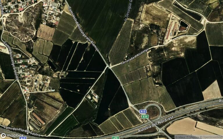 100% pleno dominio.naturaleza de la finca: local en avenida venecia sn. Con una superficie del terreno de 4.400 m2 y con