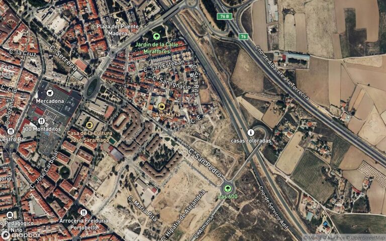 Conjunto de edificación, sito en la parcela número doscientos doce-b del poligono número ii, del plan parcial poligono i