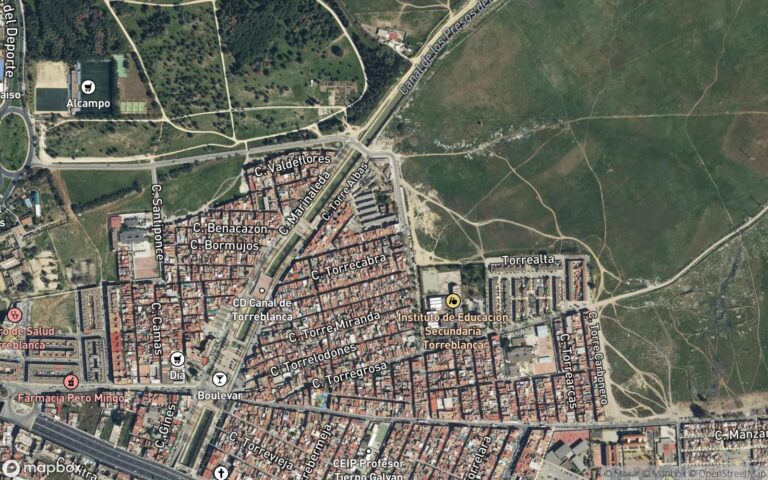 URBANA: Vivienda unifamiliar que consta de tres plantas, construida sobre una suerte de tierra, hoy solar para edificar,
