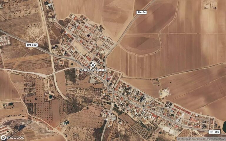 URBANA: edificio en término municipal de El Tiemblo, calle Curato número veinte, compuesto de tres plantas, baja, primer