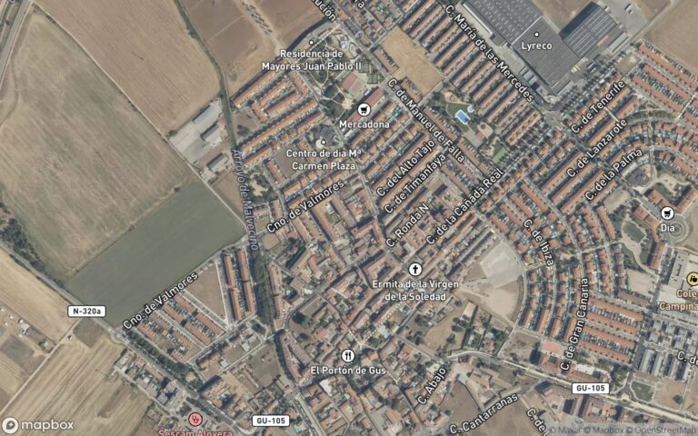 FINCA número TRES, del conjunto arquitectónico construido y constituido en régimen de propiedad horizontal, situado en l