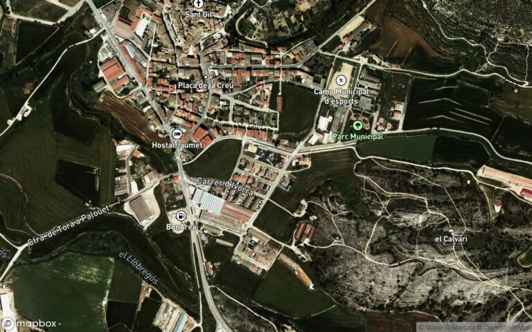 URBANA, corral situado en los Valls de la villa de Sanaüja, siendo su dirección actual Plaça Major nº 3, de extensión su